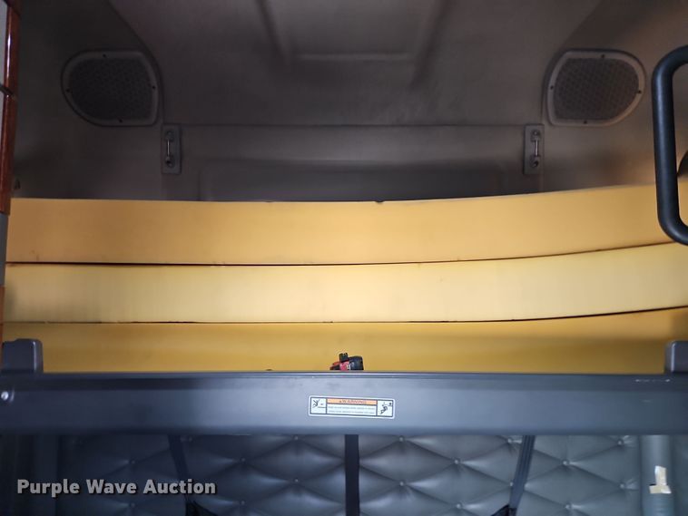 image for item DT7615 2015 Freightliner Cascadia semi truck