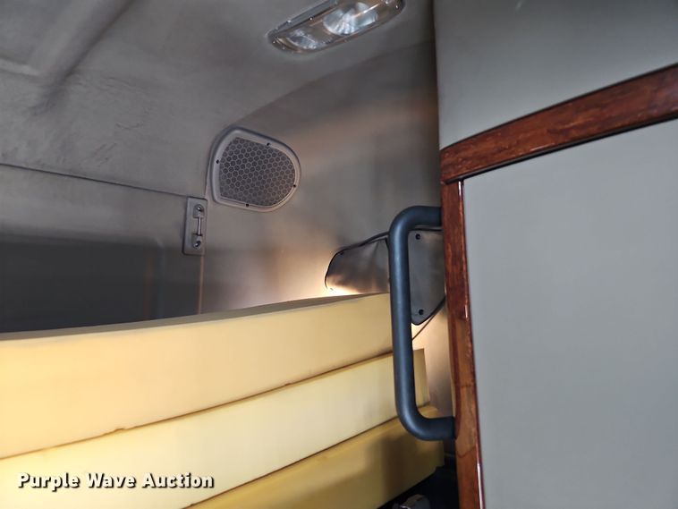 image for item DT7615 2015 Freightliner Cascadia semi truck