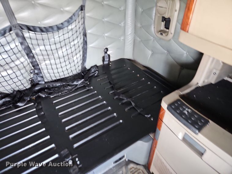 image for item DT7615 2015 Freightliner Cascadia semi truck