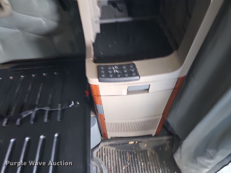 image for item DT7615 2015 Freightliner Cascadia semi truck