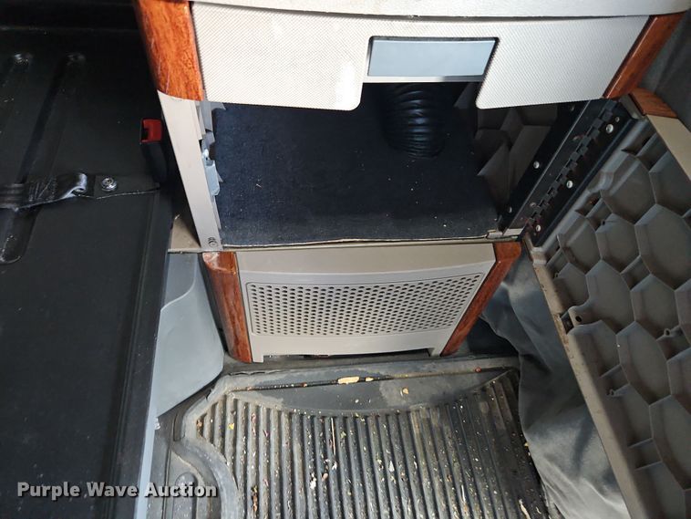 image for item DT7615 2015 Freightliner Cascadia semi truck