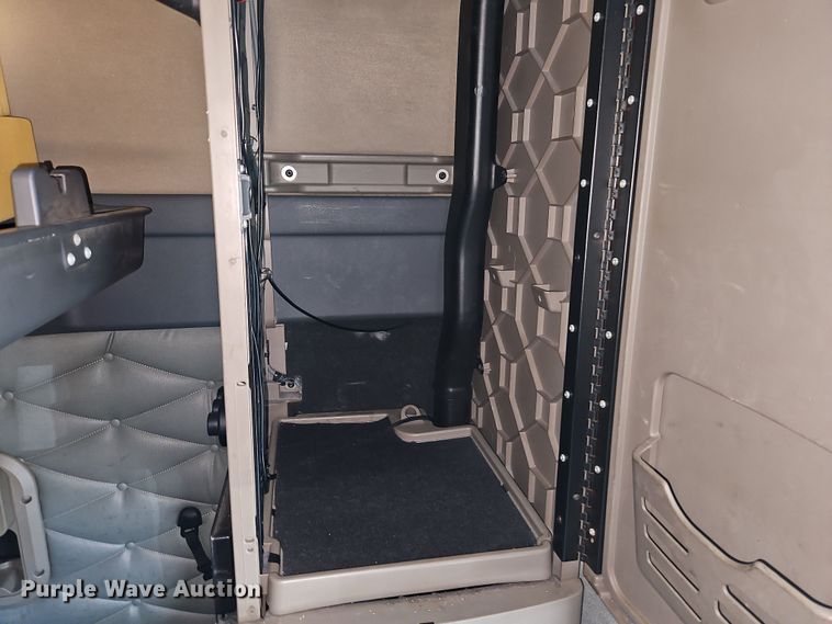 image for item DT7615 2015 Freightliner Cascadia semi truck