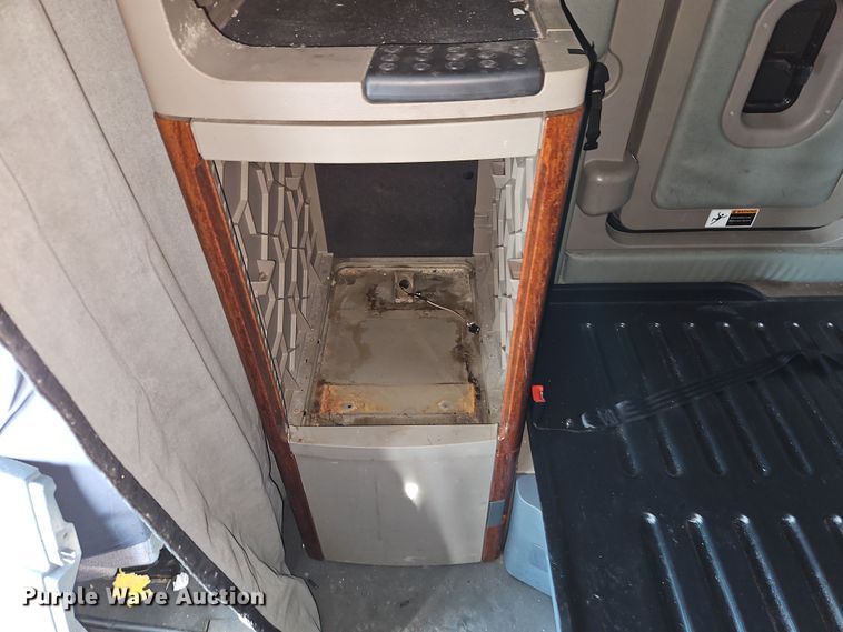 image for item DT7615 2015 Freightliner Cascadia semi truck