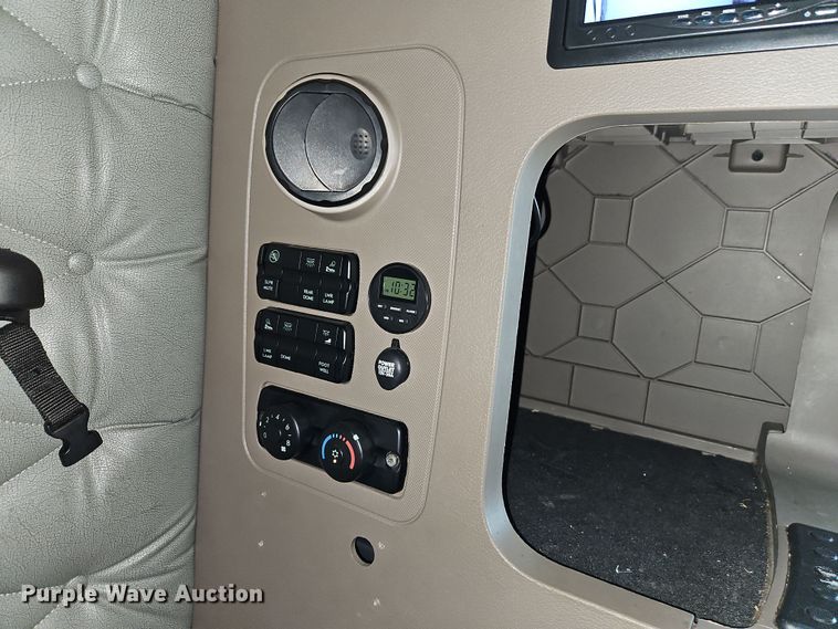 image for item DT7615 2015 Freightliner Cascadia semi truck