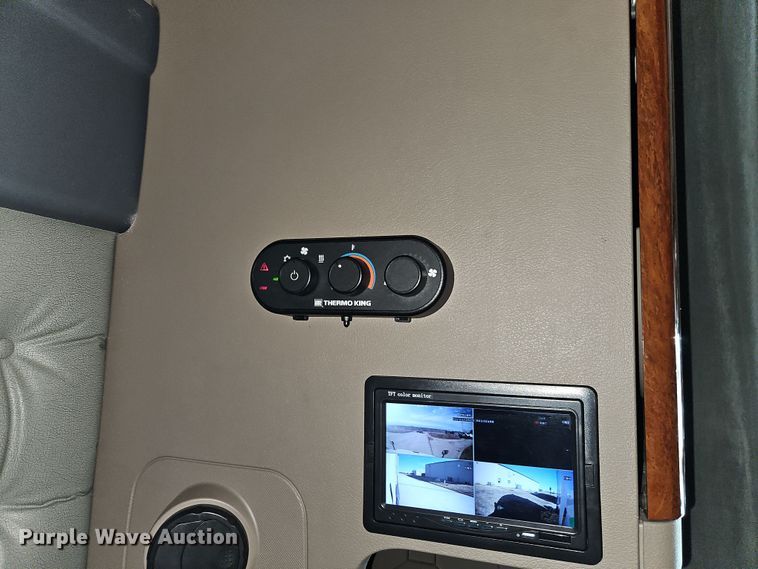 image for item DT7615 2015 Freightliner Cascadia semi truck