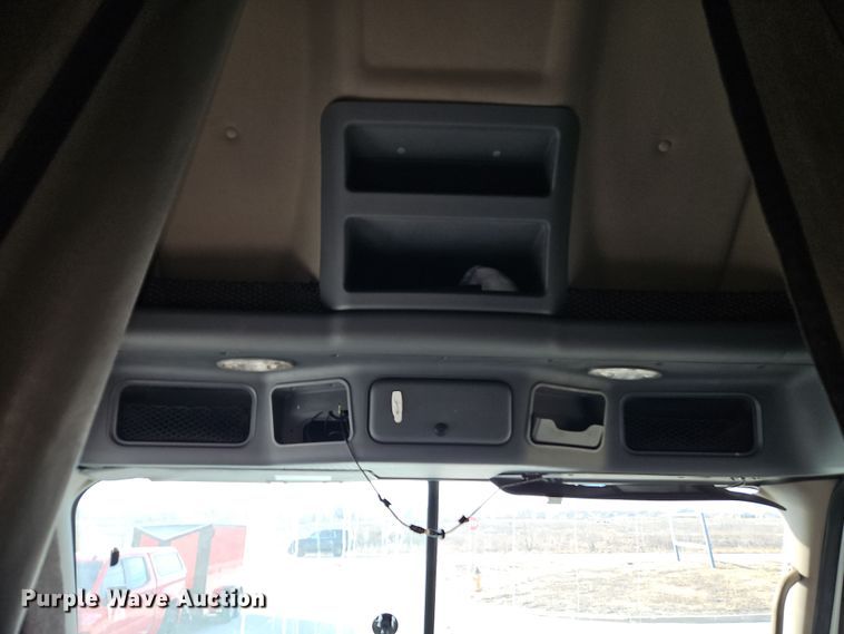 image for item DT7615 2015 Freightliner Cascadia semi truck