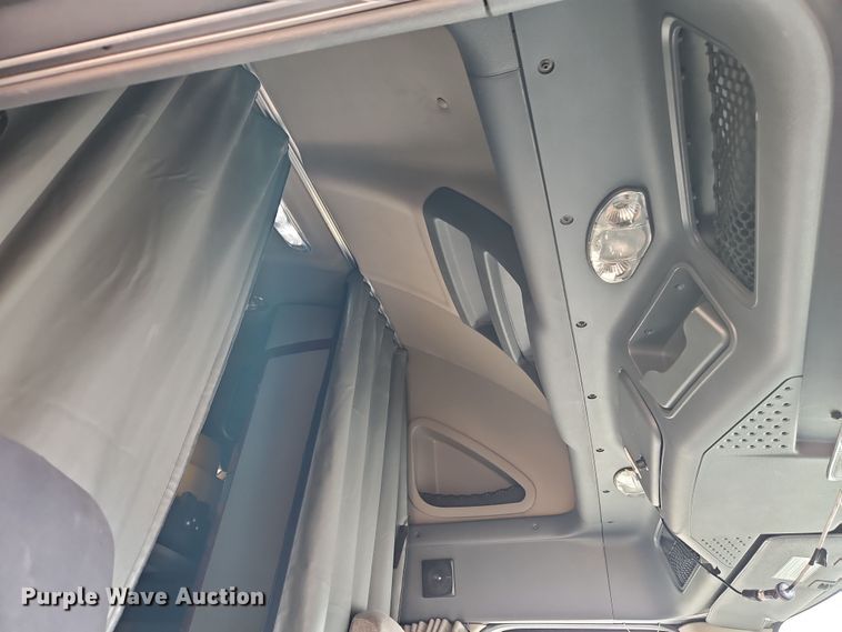 image for item DT7615 2015 Freightliner Cascadia semi truck