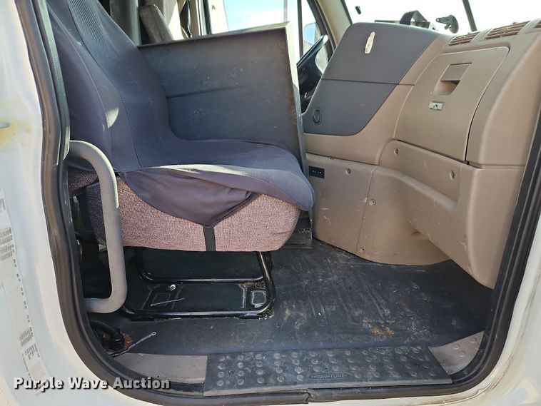 image for item DT7615 2015 Freightliner Cascadia semi truck