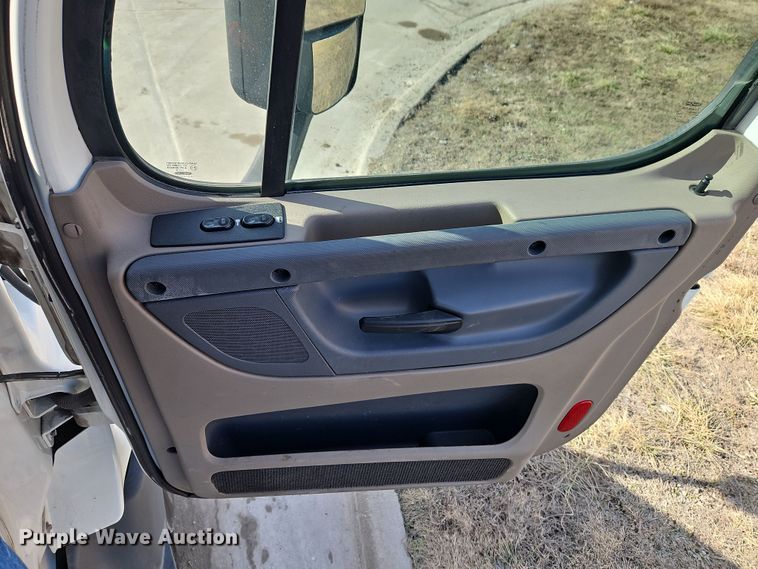 image for item DT7615 2015 Freightliner Cascadia semi truck