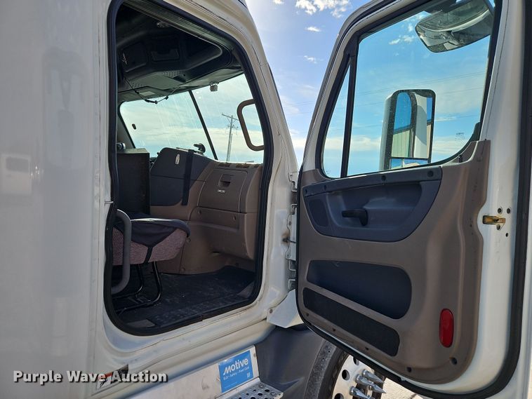 image for item DT7615 2015 Freightliner Cascadia semi truck