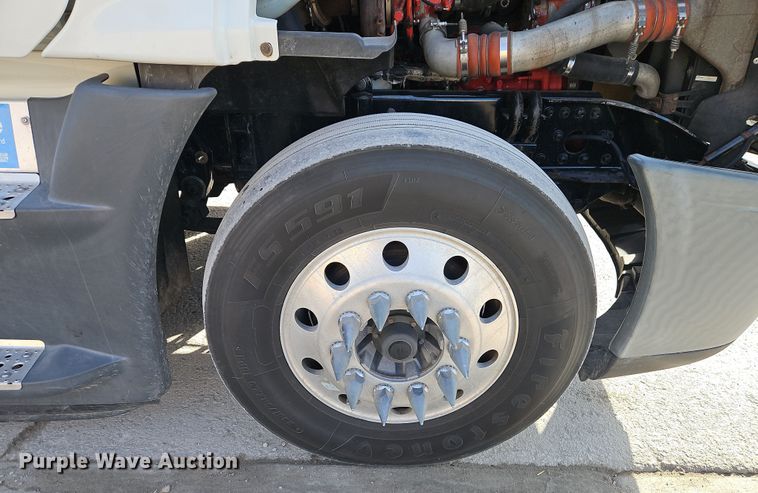 image for item DT7615 2015 Freightliner Cascadia semi truck