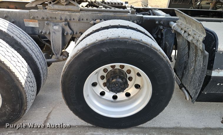 image for item DT7615 2015 Freightliner Cascadia semi truck