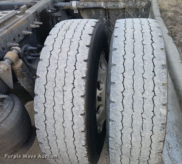 image for item DT7615 2015 Freightliner Cascadia semi truck