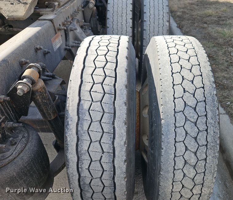 image for item DT7615 2015 Freightliner Cascadia semi truck