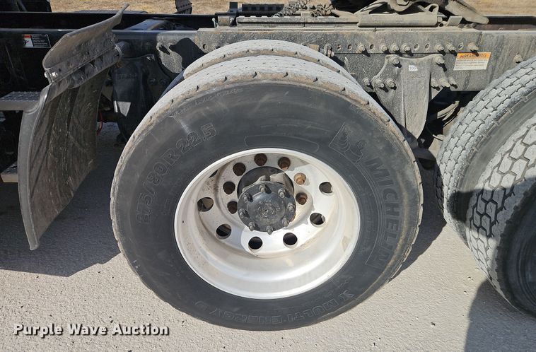 image for item DT7615 2015 Freightliner Cascadia semi truck