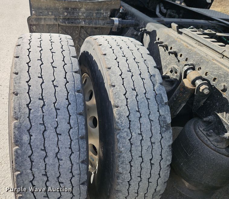 image for item DT7615 2015 Freightliner Cascadia semi truck