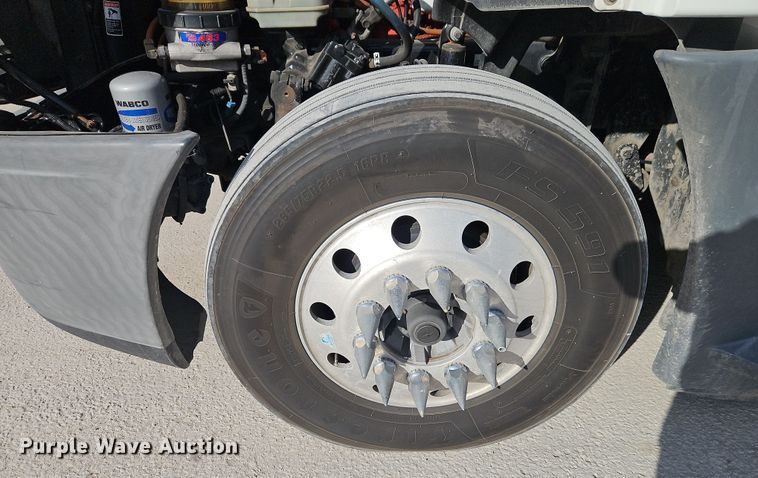 image for item DT7615 2015 Freightliner Cascadia semi truck