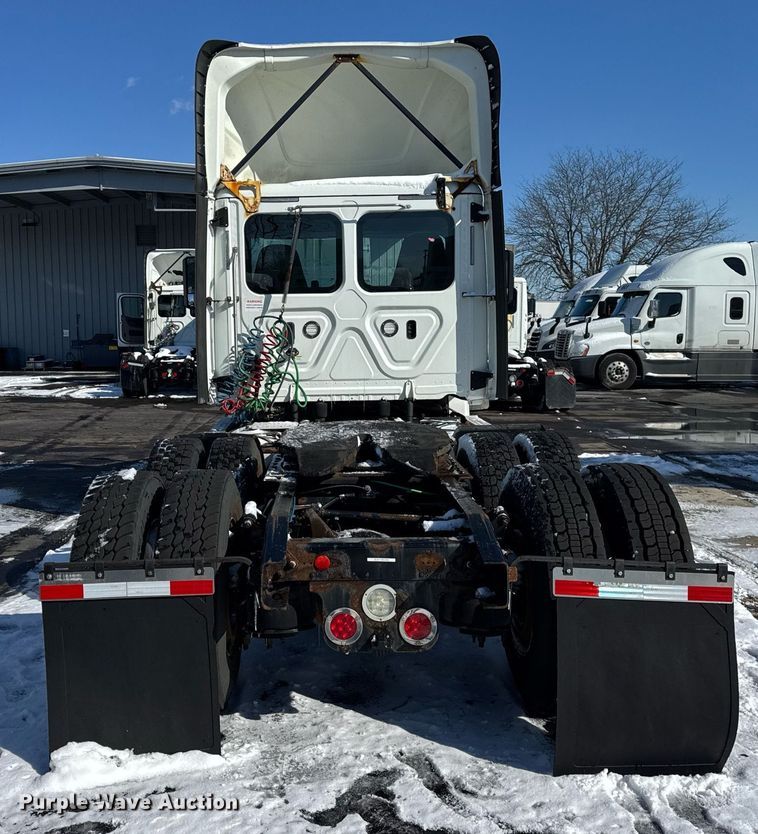 image for item DU3298 2018 Freightliner Cascadia 125 semi truck