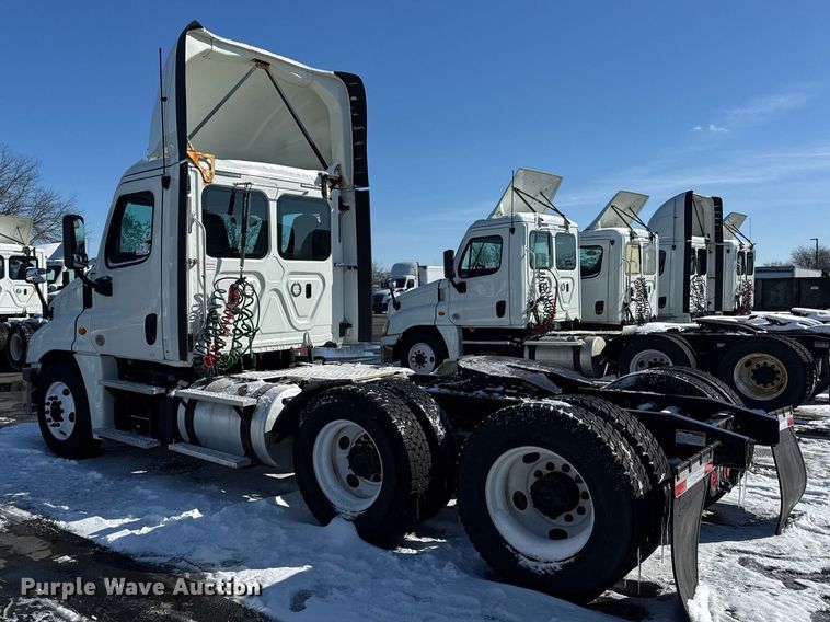 image for item DU3298 2018 Freightliner Cascadia 125 semi truck
