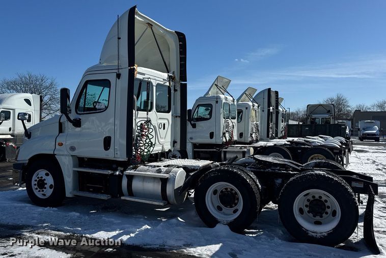 image for item DU3298 2018 Freightliner Cascadia 125 semi truck