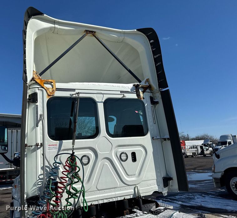 image for item DU3298 2018 Freightliner Cascadia 125 semi truck