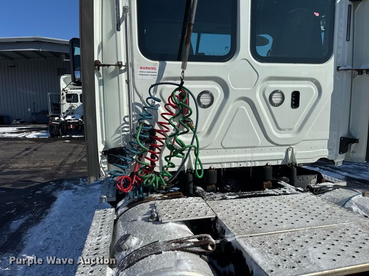 image for item DU3298 2018 Freightliner Cascadia 125 semi truck