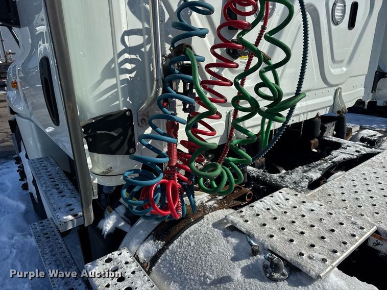 image for item DU3298 2018 Freightliner Cascadia 125 semi truck