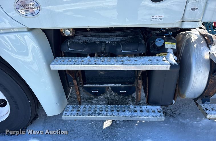 image for item DU3298 2018 Freightliner Cascadia 125 semi truck