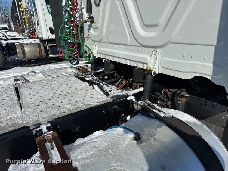 image for item DU3298 2018 Freightliner Cascadia 125 semi truck