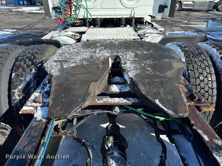 image for item DU3298 2018 Freightliner Cascadia 125 semi truck