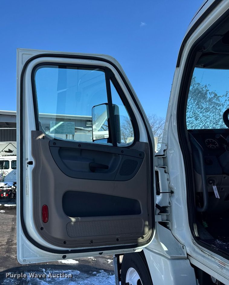 image for item DU3298 2018 Freightliner Cascadia 125 semi truck