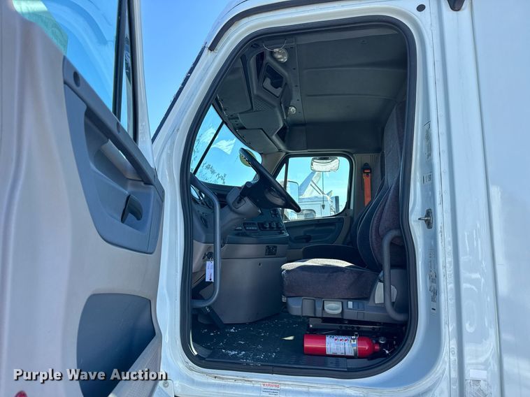 image for item DU3298 2018 Freightliner Cascadia 125 semi truck