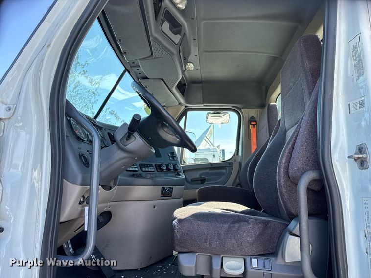 image for item DU3298 2018 Freightliner Cascadia 125 semi truck