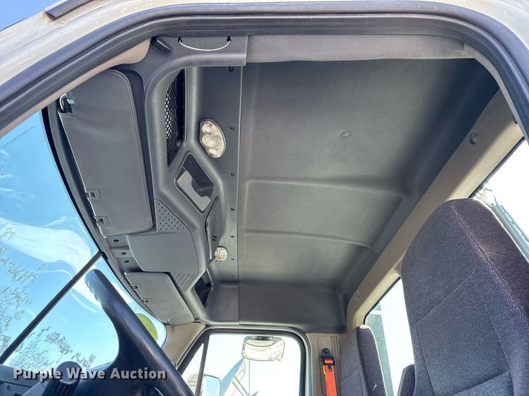 image for item DU3298 2018 Freightliner Cascadia 125 semi truck