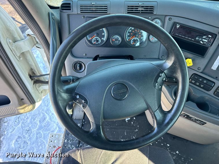 image for item DU3298 2018 Freightliner Cascadia 125 semi truck