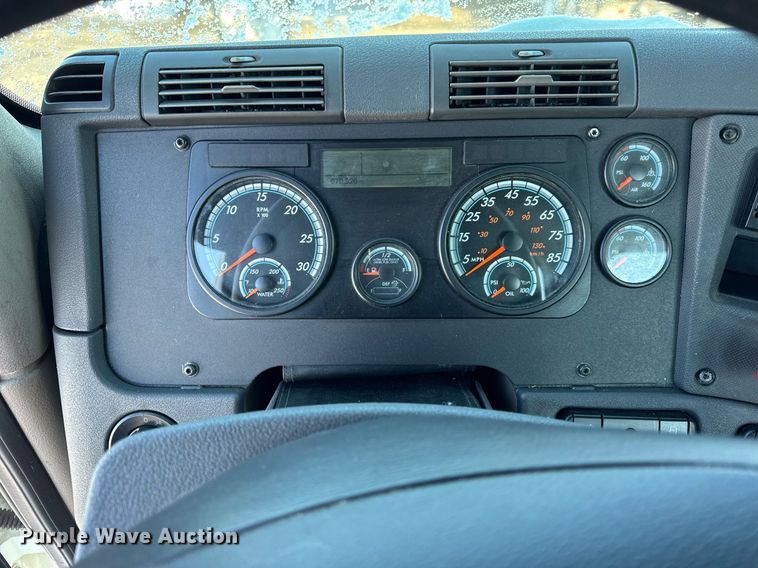 image for item DU3298 2018 Freightliner Cascadia 125 semi truck