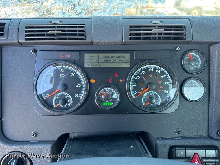 image for item DU3298 2018 Freightliner Cascadia 125 semi truck