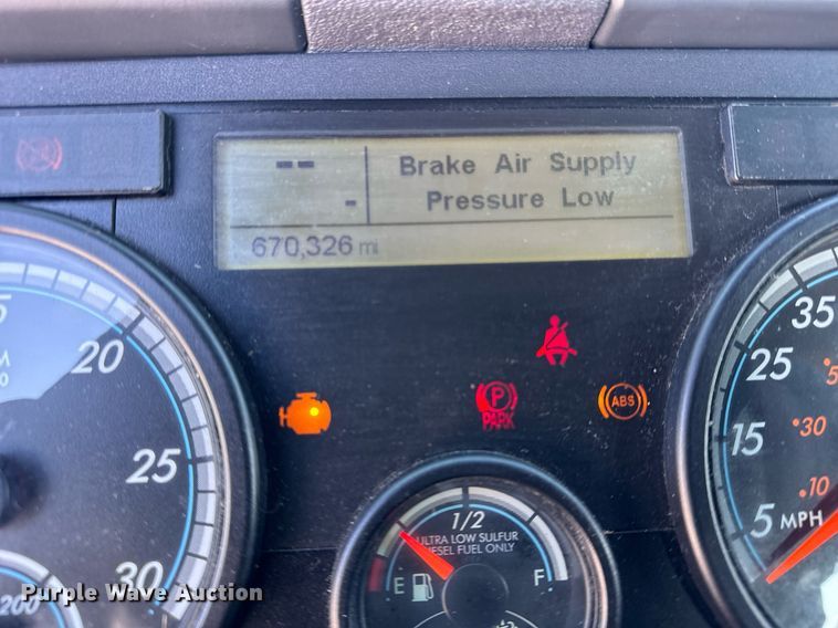 image for item DU3298 2018 Freightliner Cascadia 125 semi truck