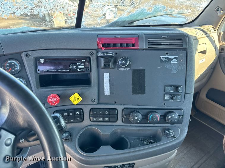 image for item DU3298 2018 Freightliner Cascadia 125 semi truck