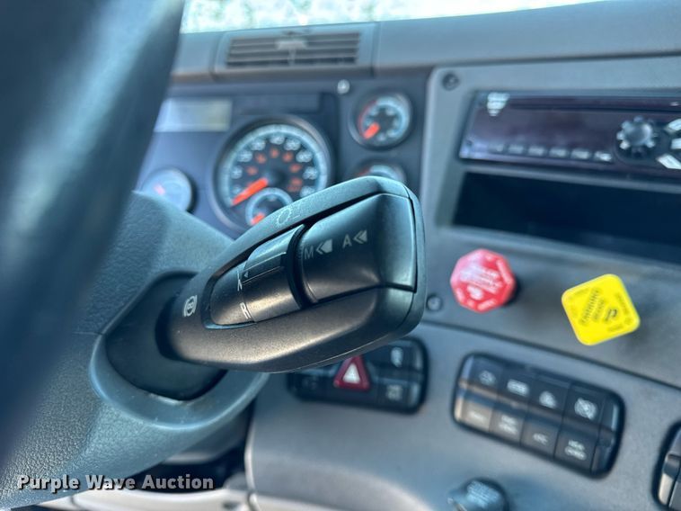 image for item DU3298 2018 Freightliner Cascadia 125 semi truck