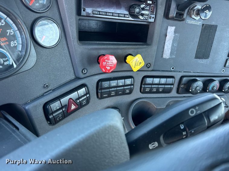 image for item DU3298 2018 Freightliner Cascadia 125 semi truck