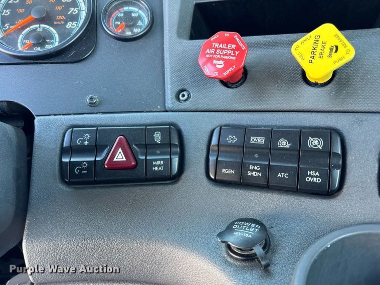 image for item DU3298 2018 Freightliner Cascadia 125 semi truck