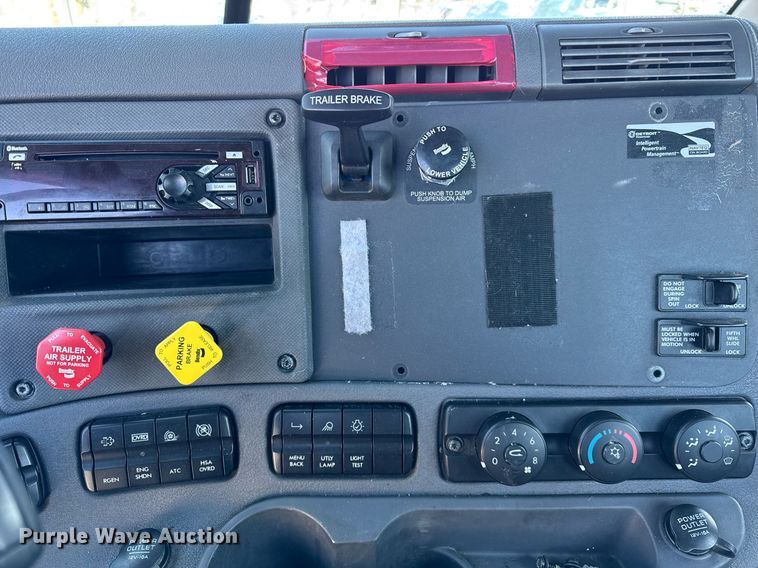 image for item DU3298 2018 Freightliner Cascadia 125 semi truck