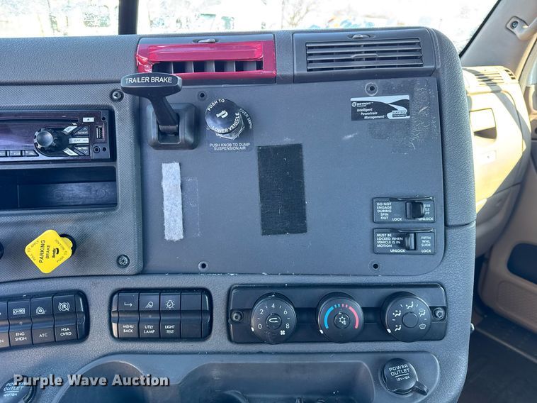 image for item DU3298 2018 Freightliner Cascadia 125 semi truck