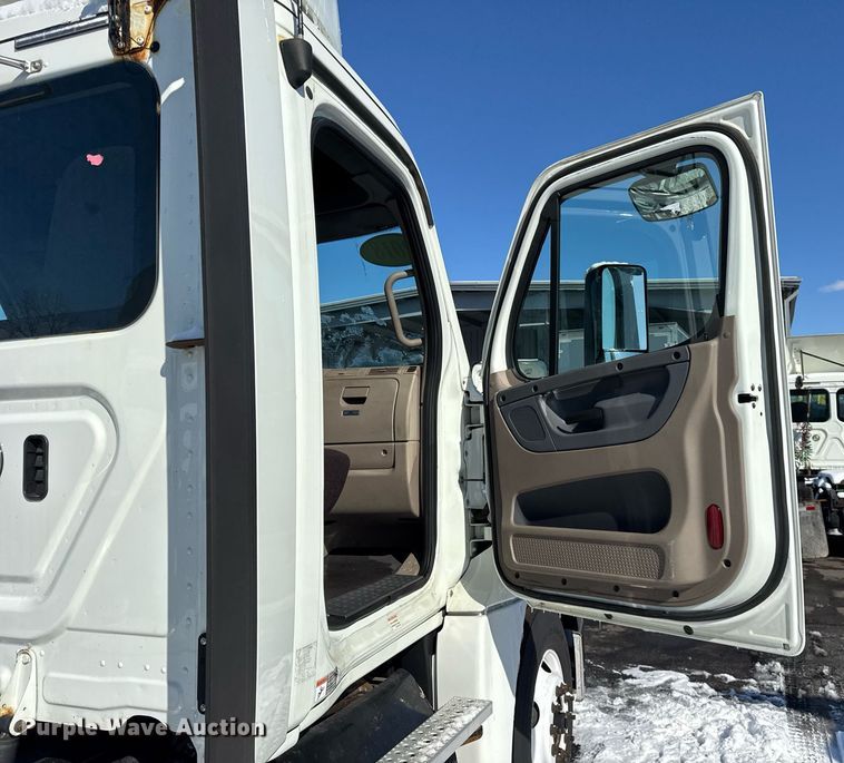 image for item DU3298 2018 Freightliner Cascadia 125 semi truck