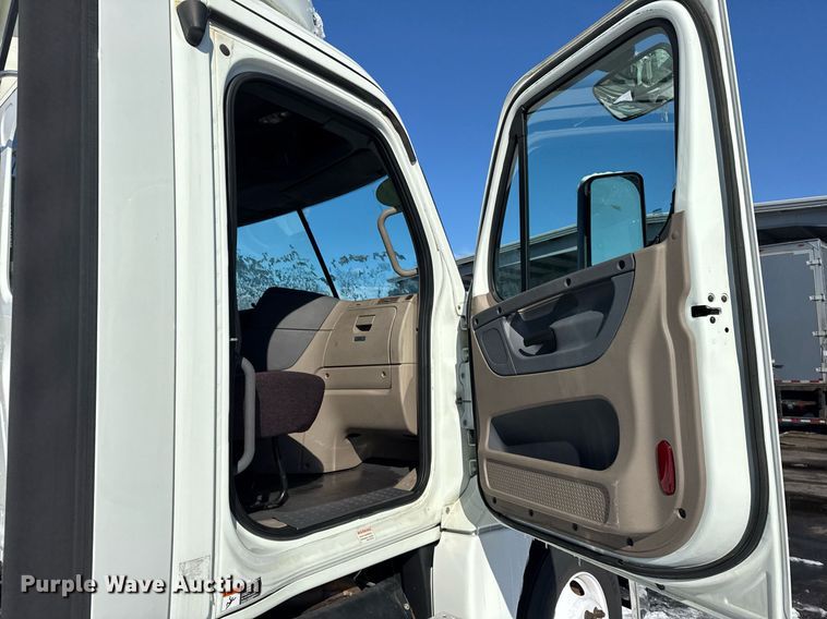 image for item DU3298 2018 Freightliner Cascadia 125 semi truck