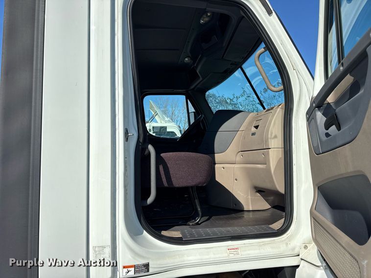 image for item DU3298 2018 Freightliner Cascadia 125 semi truck