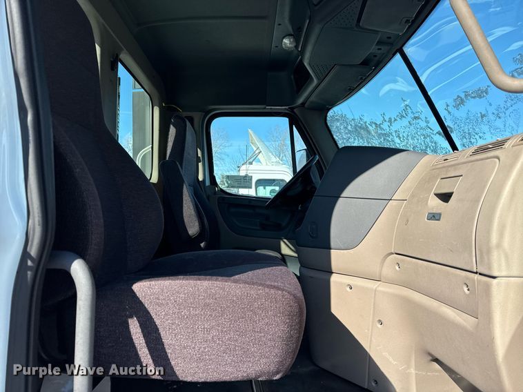 image for item DU3298 2018 Freightliner Cascadia 125 semi truck