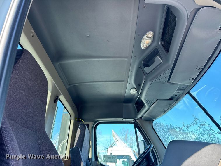 image for item DU3298 2018 Freightliner Cascadia 125 semi truck