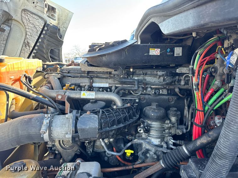 image for item DU3298 2018 Freightliner Cascadia 125 semi truck